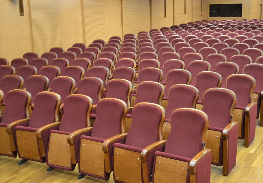 Systèmes de sièges pour auditoriums